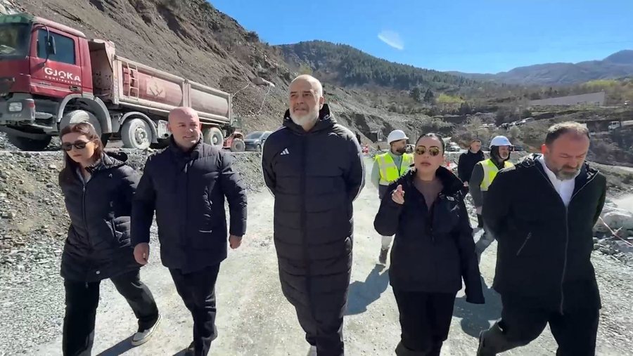 Rama inspekton tunelet që do lidhin Librazhd-Elbasan, Balluku: Gati në fund të vitit